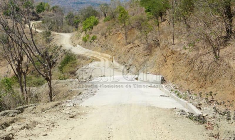 村长：欧库西道路修复工程质量差