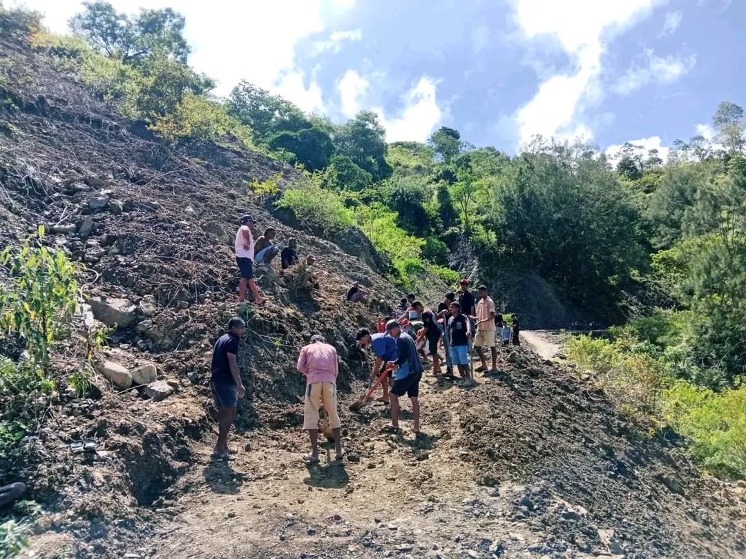 法图梅阿村长组织社区清理道路沉积物