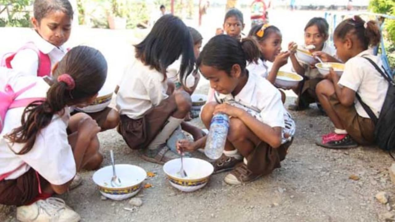 劳滕市教育主任：学校加餐本地食材不足，跨市采购