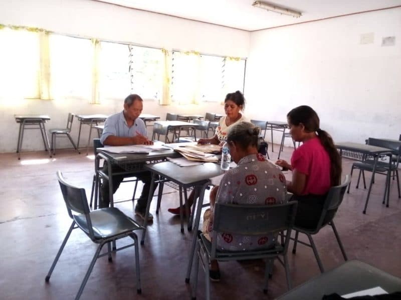 科瓦利马中心基础学校教师开始批改本地考试
