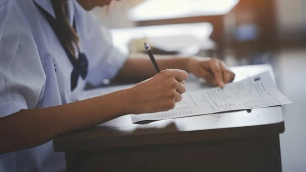 诺贝尔和平中学1525名学生参加第二学期考试