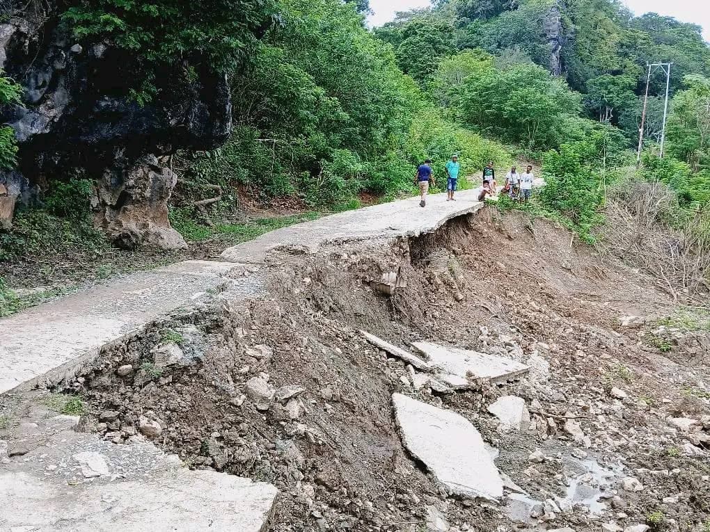欧库西道路中断致居民出行困难