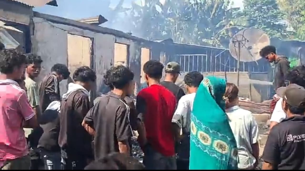 帝力前科摩罗市场大火烧毁12栋房屋