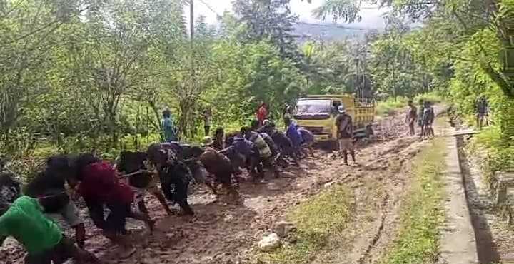 巴哈塔塔村道路泥泞，村长呼吁政府急修