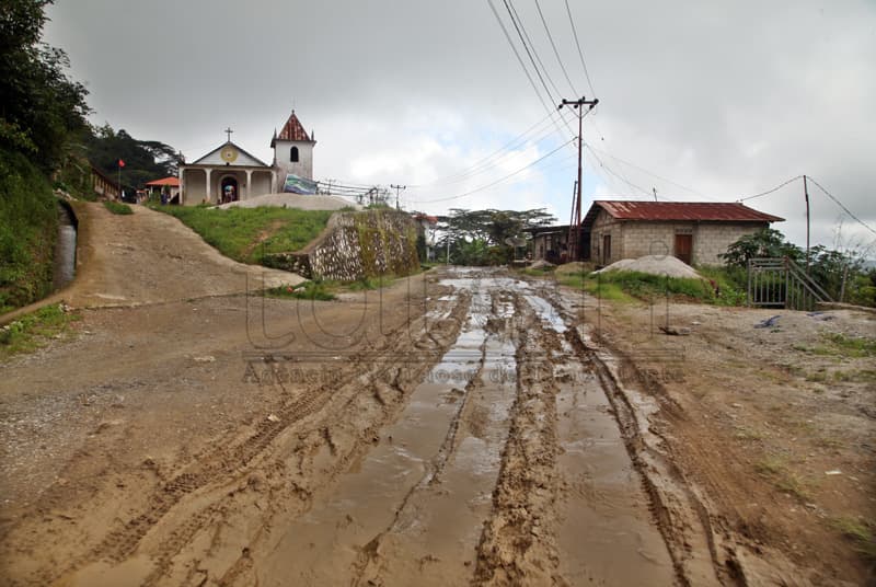 埃尔梅拉雨季道路状况：泥泞难行