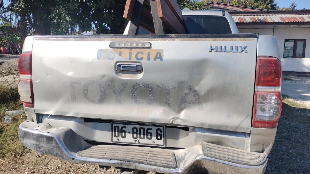 西葡赛后：包考警察巡逻车遭投石袭击