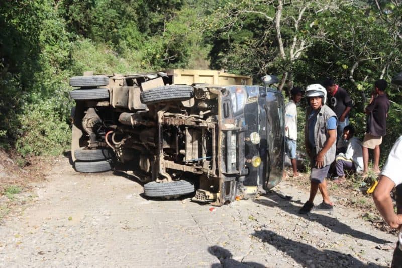 翻斗车在奥多毛翻车，七人受伤