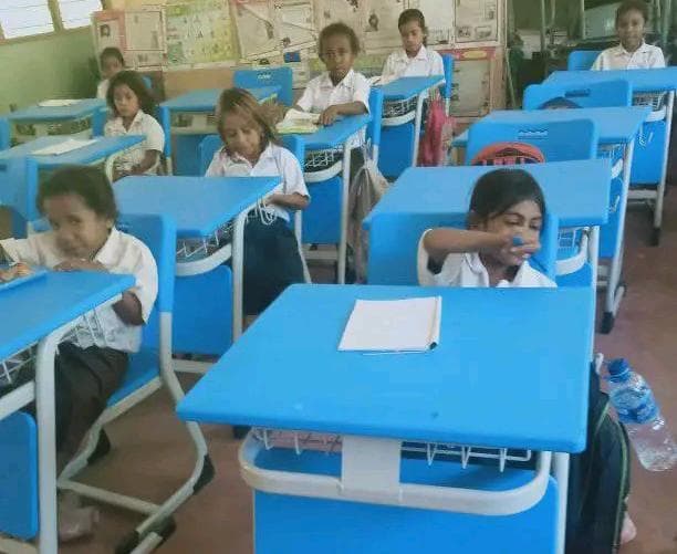 教育部向拉萨马小学分发90套课桌椅