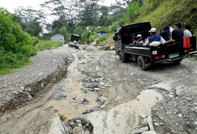 E委员会巡查发现多条道路状况糟糕