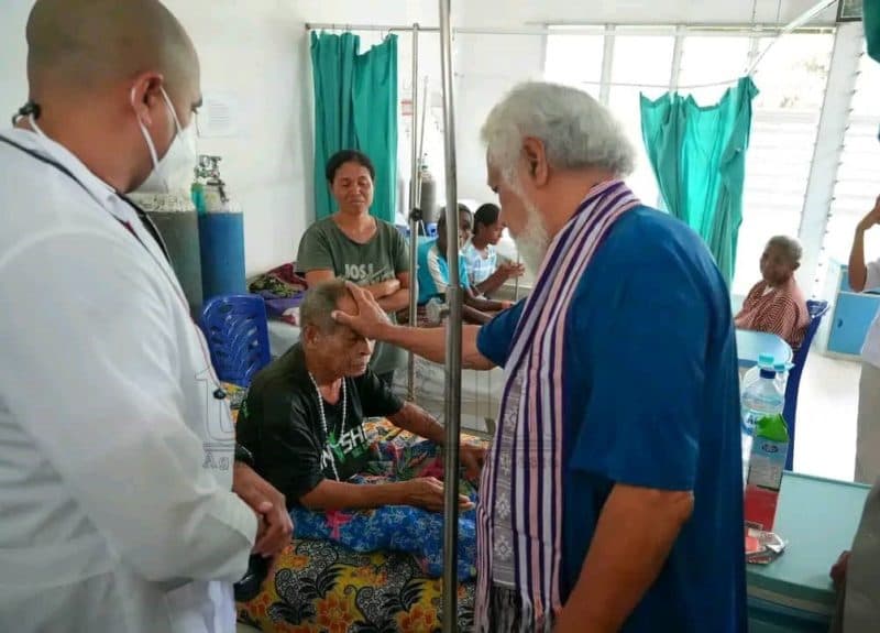 总理沙纳纳视察欧库西医院：检查药品和设施