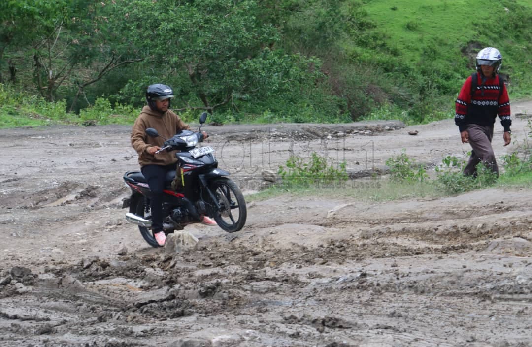 博博纳罗道路泥泞交通受阻，司机呼吁修复