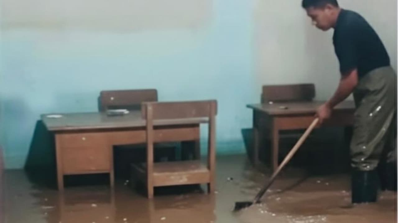 帝力暴雨致房屋进水，社区民众清理淤泥