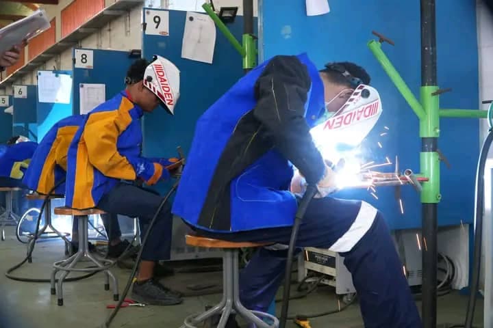 东帝汶48名工人参加日本常石公司焊接测试