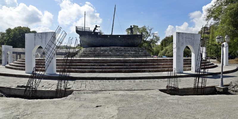 最新照片：被遗弃的利法乌纪念碑防护墙建设