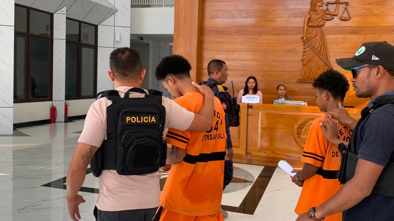 涉嫌违规驾驶致人死亡，两名被告首次受审