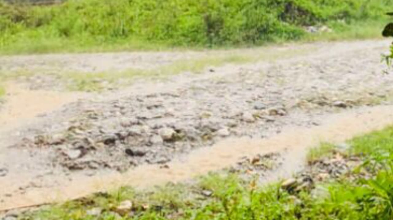 社区担忧：道路太烂，雨季车辆难行