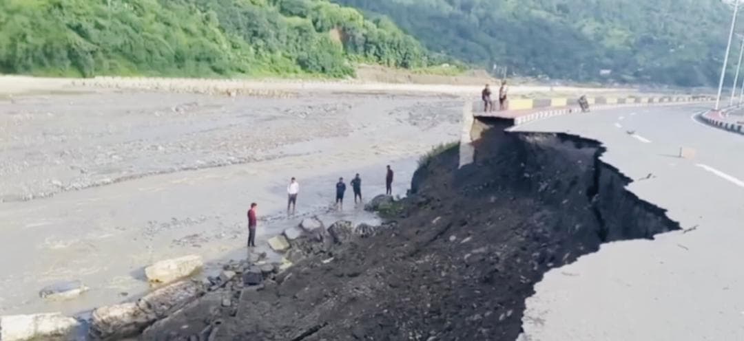 社区质疑道路质量：刚修好就开裂