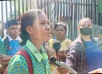 学生哭诉：我们要上课！——帝力和平女王学校因教师调离停课三个月
