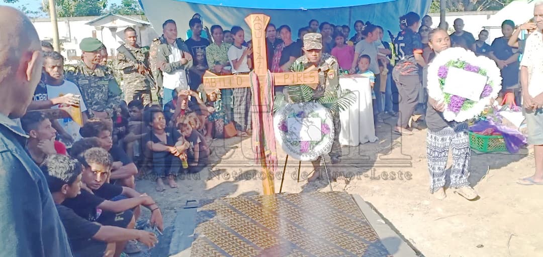 东帝汶国防军士兵阿比利奥·皮雷斯安葬