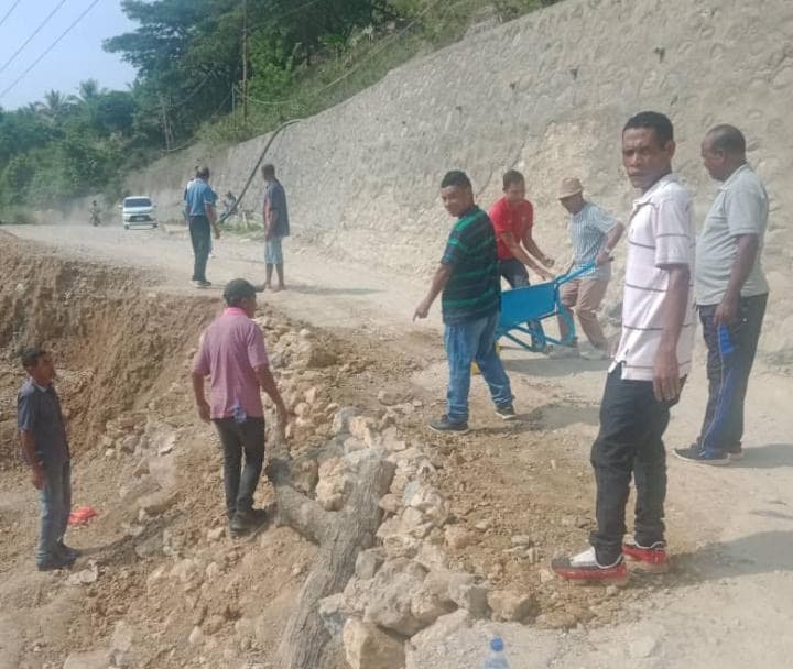 维凯克公务员自发抢修濒危道路