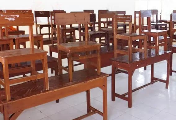 根据实际需求，教育部向中学分配桌椅