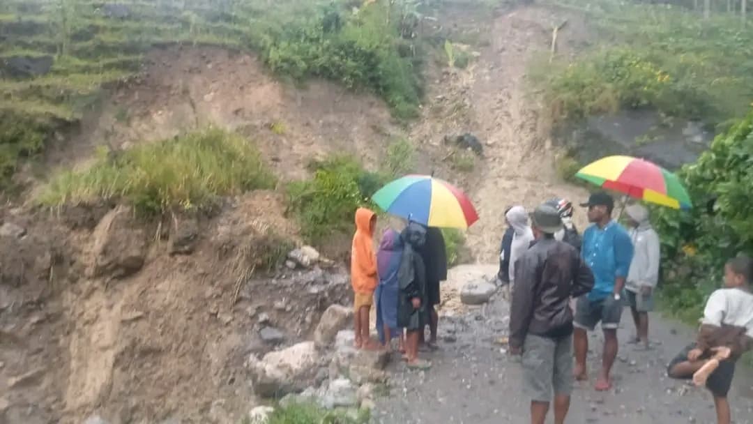 暴雨致博博纳罗至埃尔梅拉道路中断