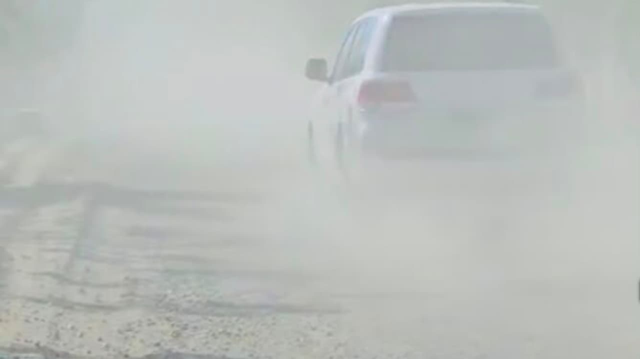 风沙天气席卷东帝汶，道路学校积尘严重