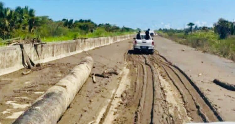 苏艾高速公路变成泥浆路