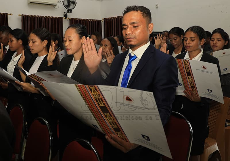 教育部为206名学前和基础教育教师举行就职典礼