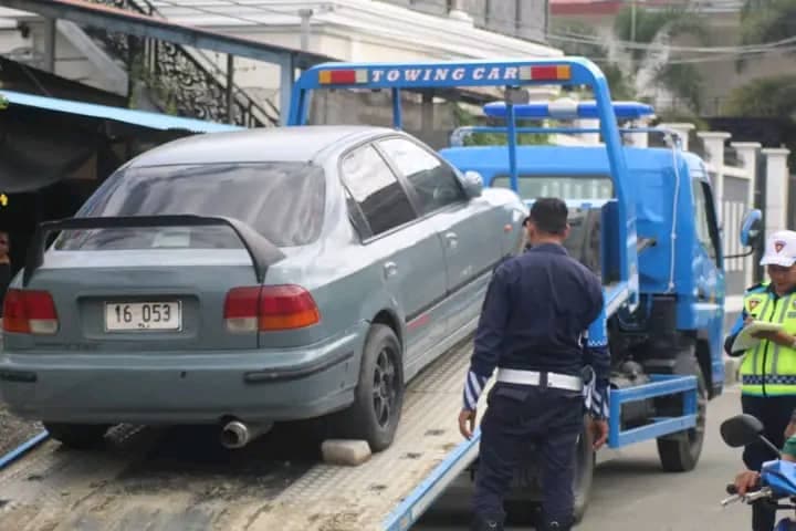 东帝汶警察强制拖走占用公共道路车辆