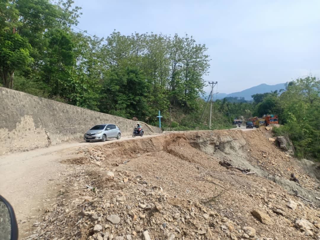 Don Boaventura公司开始平整维克克卢加托伊道路
