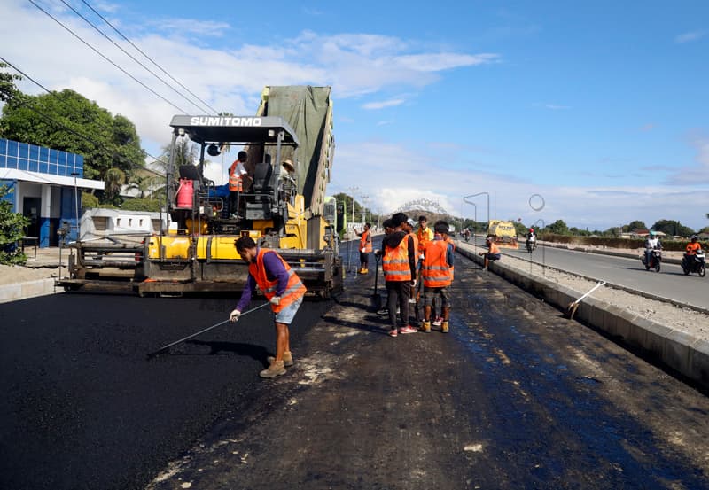 尼古劳·洛巴托环岛道路工程沥青铺设进入收尾阶段