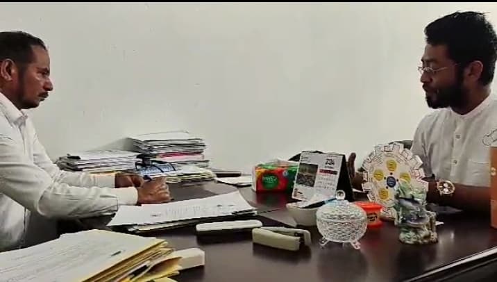 新闻委员会向科瓦利马政府介绍记者角色