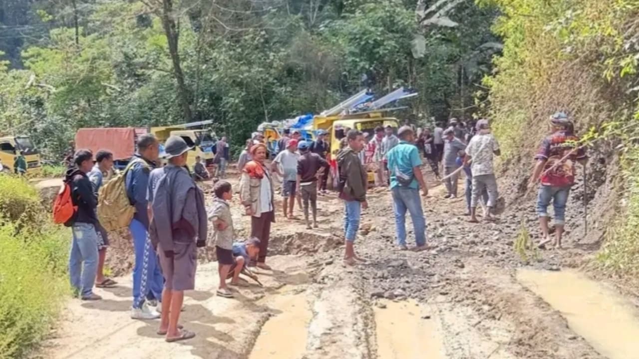 埃尔梅拉居民自发修路,抱怨政府不作为