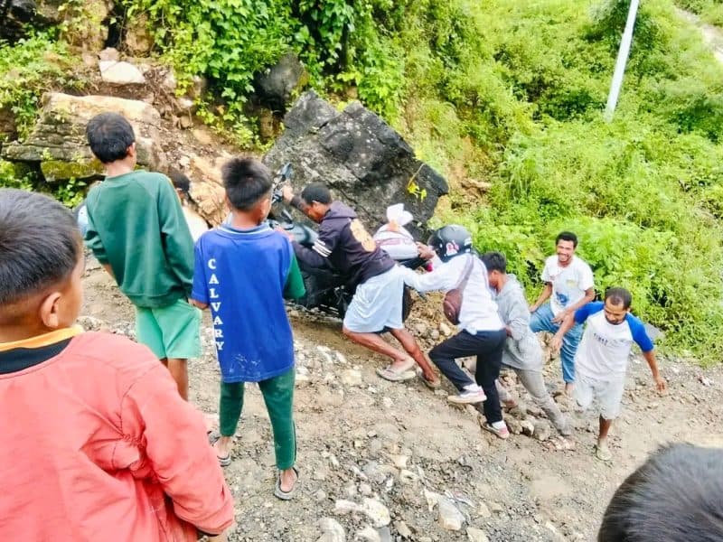山体滑坡致博博纳罗道路中断,居民盼政府修复