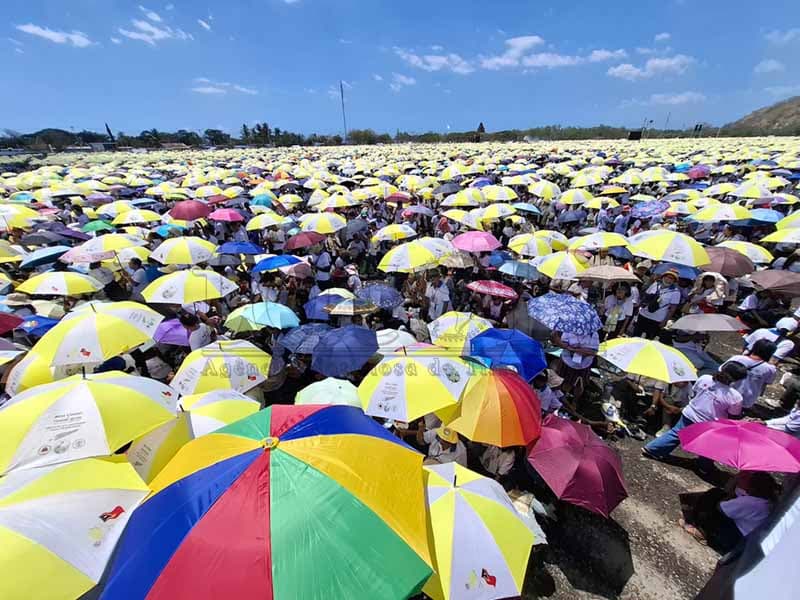 距弥撒还有四小时,信徒挤满塔西托卢
