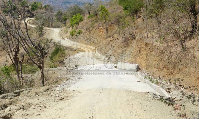 村长:欧库西道路修复工程质量差