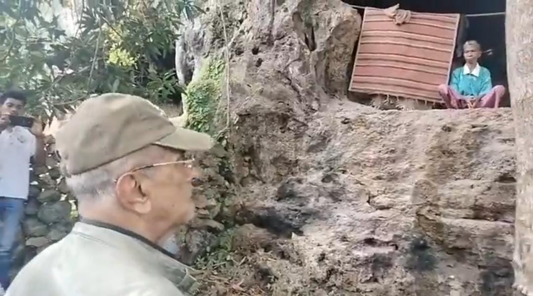 总统将山洞独居10年老妇接出并建房