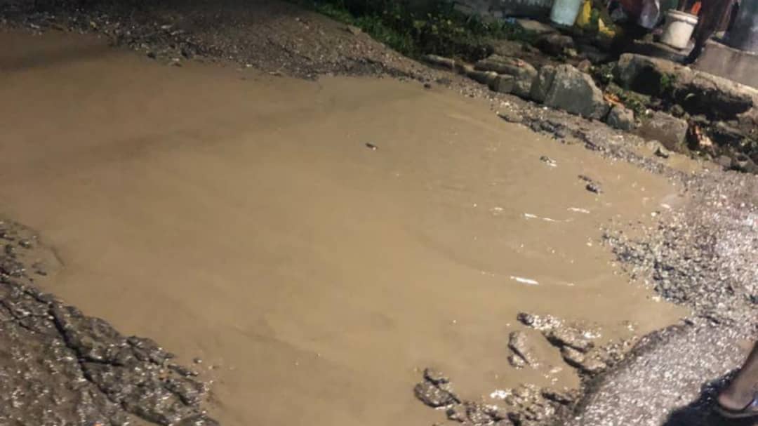 阿萨贝居民：道路泥泞颠簸，出行提心吊胆