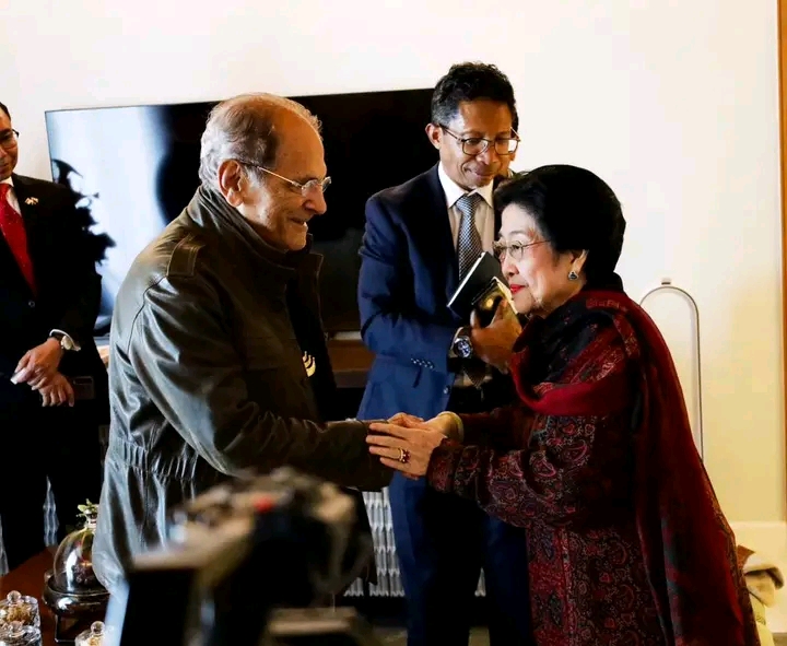奥尔塔总统迎接印尼前总统梅加瓦蒂
