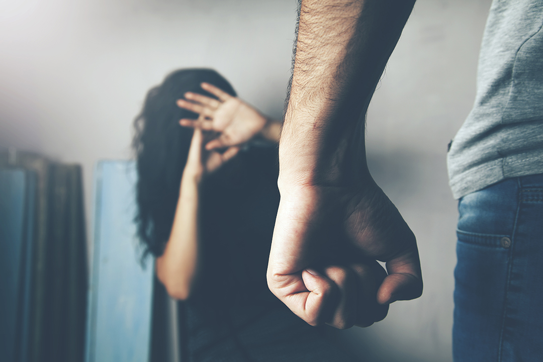 帝力法院审理家暴案：丈夫殴打妻子并威胁砍断