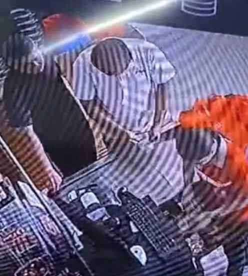 两名中国人用假钞购物后离开东帝汶