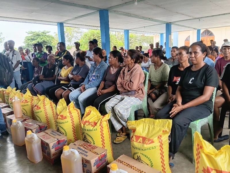 总统向东帝汶洪水灾民发放食品援助