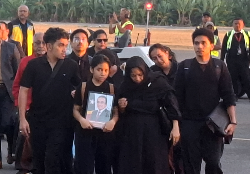 学生们含泪迎接前总统卢奥洛遗体