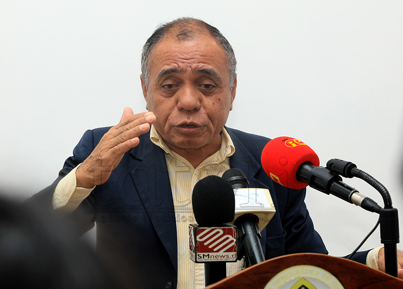 内政部长谴责警察将手枪交给平民威胁社区