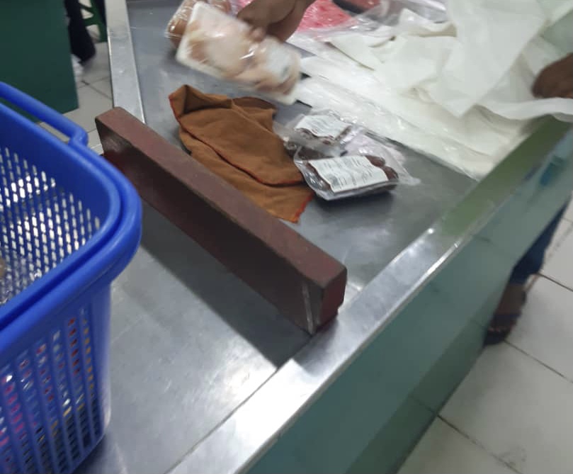 议员要求政府：严控中国商店继续使用塑料