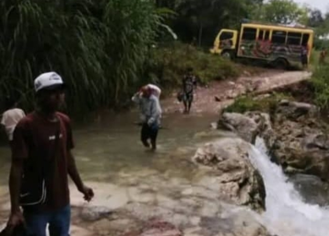 巴瓜桥被暴雨冲毁 居民出行受阻