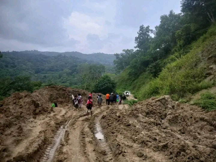 乌莫里村长:道路破损影响居民就医