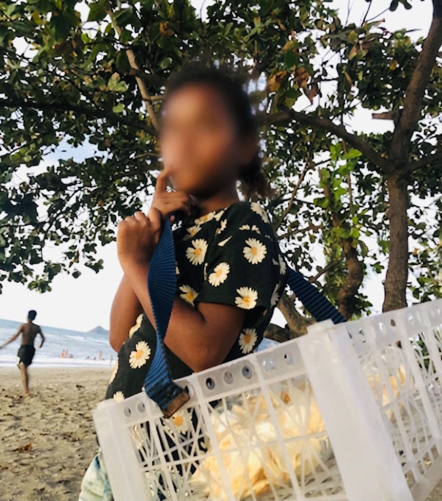 帝力海边儿童卖虾饼维生引关注