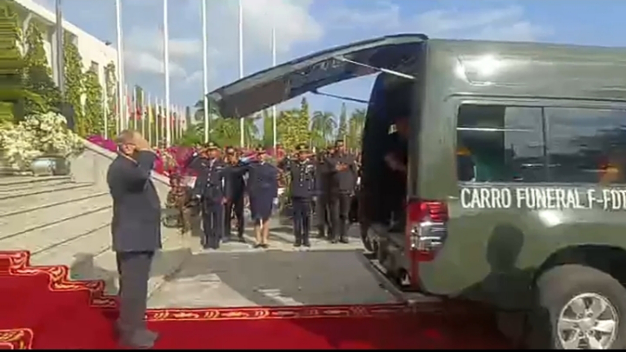 奥尔塔总统向前总统卢奥洛遗体告别